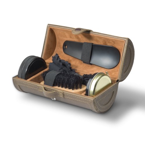 Braune Schuhputzrolle mit Brste, Tuch und Schuhanzieher.