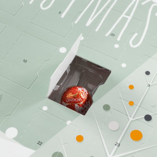Adventskalender aus Pappe mit kleinen T�rchen.