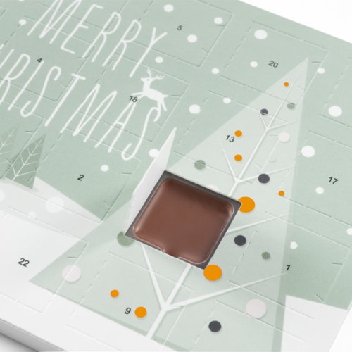Adventskalender aus Papier mit Schokolade.