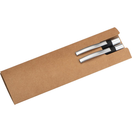 Schwarzes Schreibset mit Stiften und Papier.