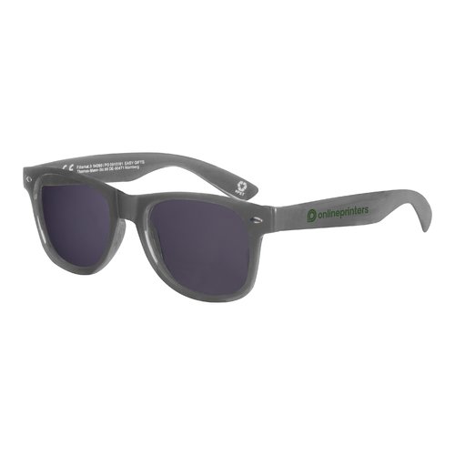 Silbergraue RPET Sonnenbrille mit dunklen Glsern.