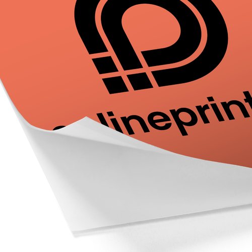 Neon-Roter Papier-Aufkleber in Nahaufnahme mit hochgeklappter Ecke