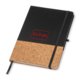 Schwarzes Notizbuch mit Kork-Element und Gummiband.
