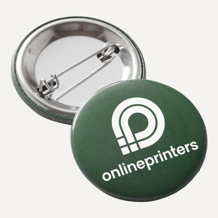 Bild Gr�ner Button mit Logo, daneben die R�ckseite mit Nadel