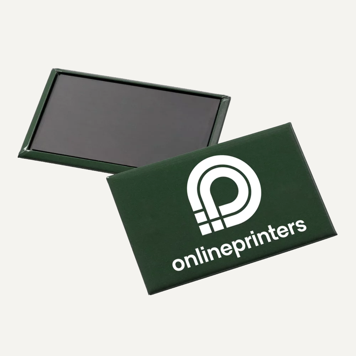 Bild Eckiger gr�ner K�hlschrankmagnet mit Logo, dahinter die Magnetseite