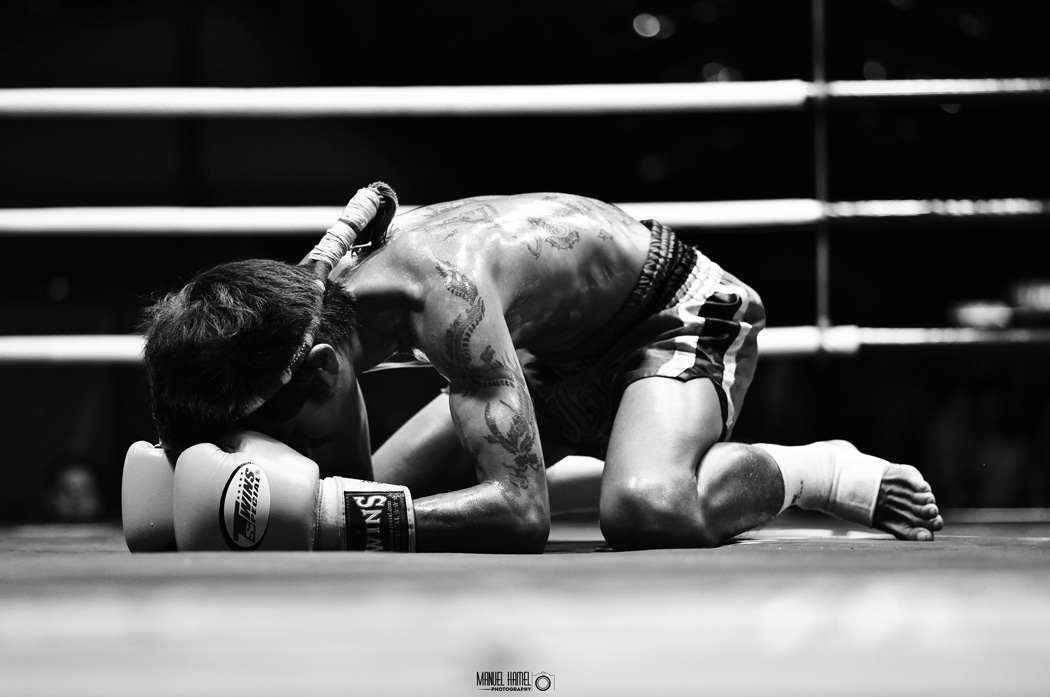 Diese Fotografie von Manuel Hamel zeigt einen Thaiboxer auf einem Thaiboxkampf in Thailand.